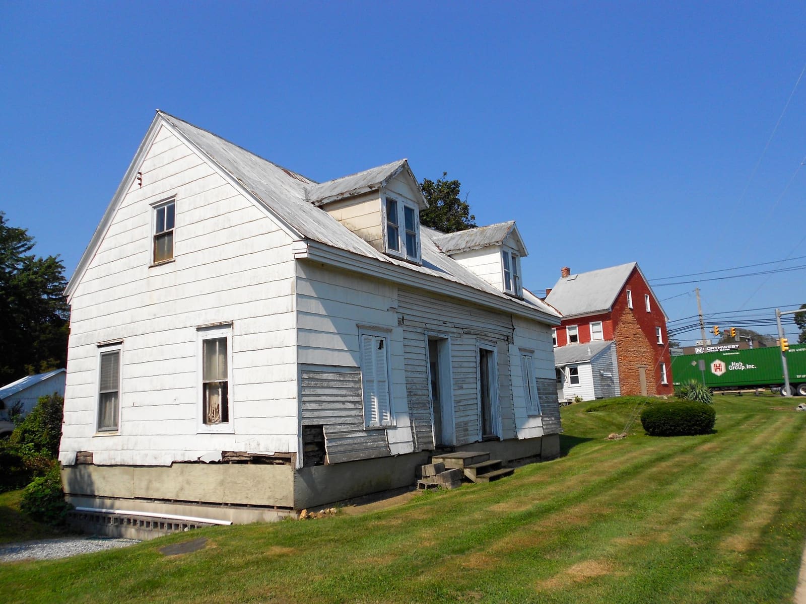 A white farmhouse and red barn near New Holland, Pennsylvania
